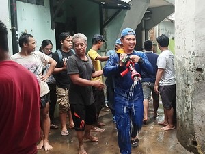 Pasukan Biru, Damkar dan Warga Berjibaku Keruk Lumpur Sisa Banjir Kebon Pala