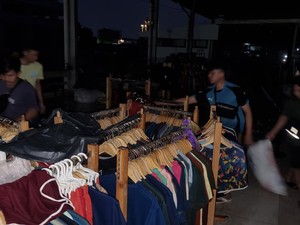Sambil Gelap-gelapan, Pedagang Mal Mega Bekasi Sortir Barang Usai Kebanjiran