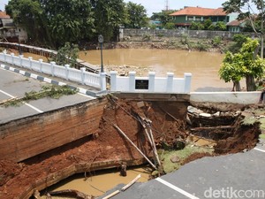 Before-After Jalan Jembatan Kemang Pratama Ambles Diterjang Banjir Bekasi