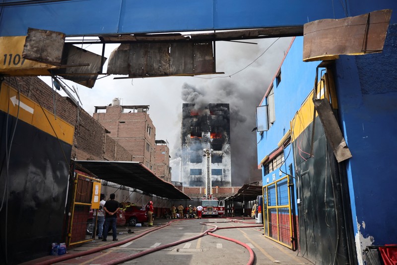 Asap mengepul saat terjadi kebakaran di gudang rahasia di pusat kota Lima, Peru, 4 Maret 2025. (REUTERS/Sebastian Castaneda)
