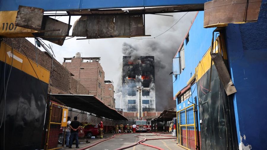 Asap mengepul saat terjadi kebakaran di gudang rahasia di pusat kota Lima, Peru, 4 Maret 2025. (REUTERS/Sebastian Castaneda)