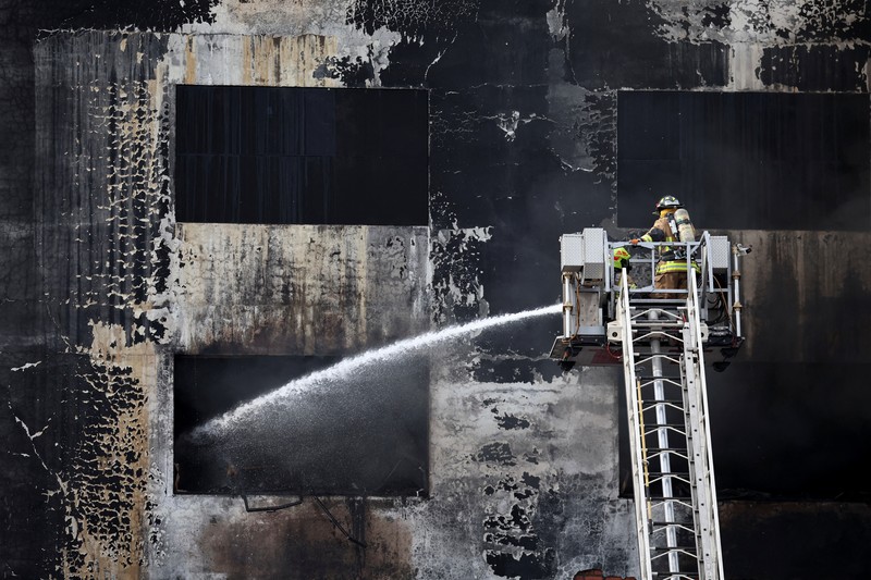 Asap mengepul saat terjadi kebakaran di gudang rahasia di pusat kota Lima, Peru, 4 Maret 2025. (REUTERS/Sebastian Castaneda)