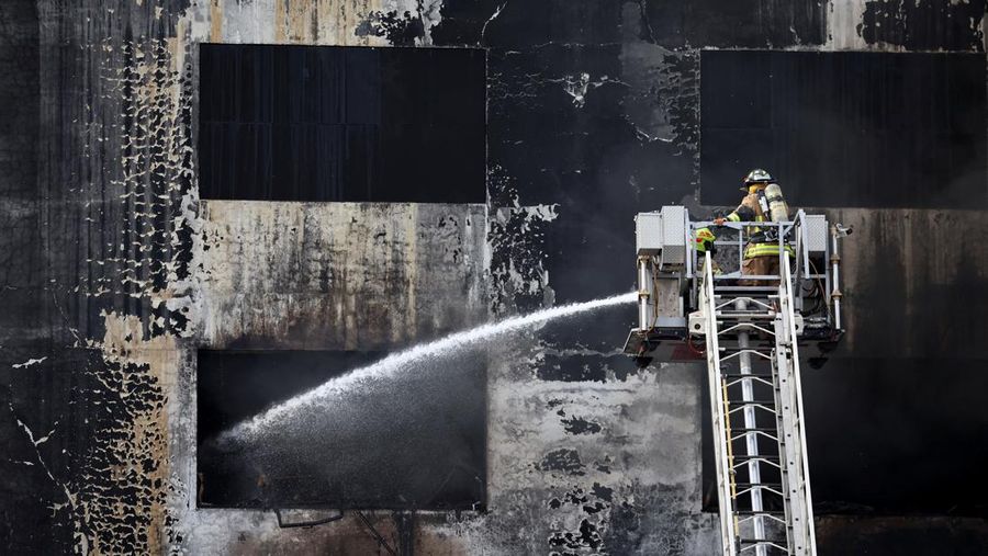 Asap mengepul saat terjadi kebakaran di gudang rahasia di pusat kota Lima, Peru, 4 Maret 2025. (REUTERS/Sebastian Castaneda)