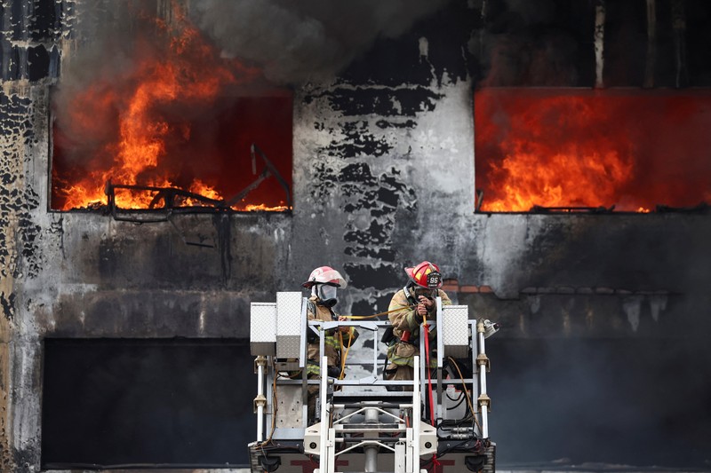 Asap mengepul saat terjadi kebakaran di gudang rahasia di pusat kota Lima, Peru, 4 Maret 2025. (REUTERS/Sebastian Castaneda)