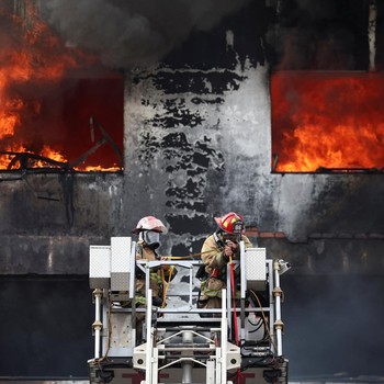 Potret Gudang Ilegal Terbakar, Petugas Berjuang Padamkan Api