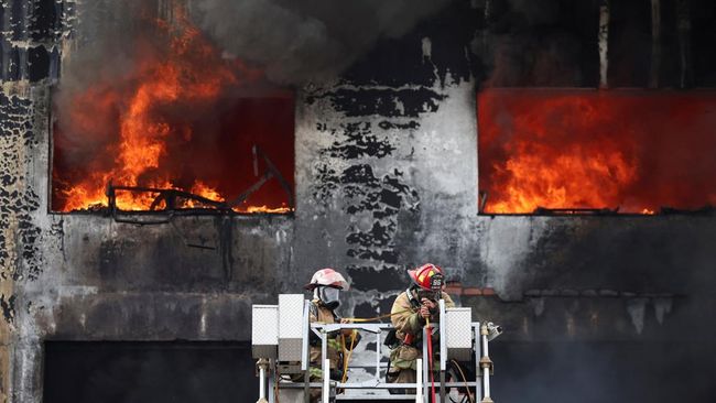 Potret Gudang Ilegal Terbakar, Petugas Berjuang Padamkan Api