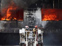 Potret Gudang Ilegal Terbakar, Petugas Berjuang Padamkan Api