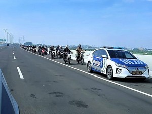 Ratusan Pemotor Terjebak Banjir di Bekasi, Polisi Kawal Masuk Tol