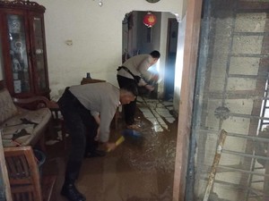 Polisi Bantu Keruk Lumpur Sisa Banjir di Cawang