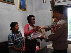 Haru Pengemis Korban Penganiayaan di Weleri Saat Terima Bantuan Polisi