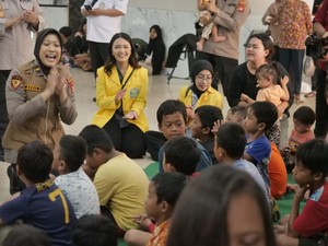 Polri dan Mahasiswa Beri Trauma Healing ke Korban Banjir di GOR Youth Center