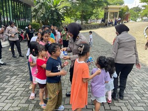 Pulihkan Trauma, Polwan Ajak Main Anak-anak Korban Banjir Pancoran