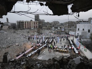 Video: Momen Serangan Udara Israel Buat Panik Pembawa Berita Syria TV