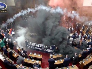 Ricuh Sidang Parlemen Serbia Sampai Legislator Lempar Bom Asap
