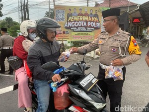 Satlantas Polres Blitar Peduli Ramadan dengan Berbagi Takjil