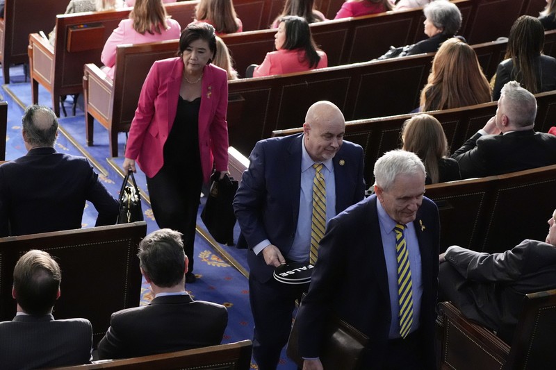 Sejumlah anggota partai Demokrat protes-walkout saat Trump pidato di Kongres. (AP Photo/Ben Curtis) Sejumlah anggota partai Demokrat protes-walkout saat Trump pidato di Kongres. (AP Photo/Ben Curtis)
