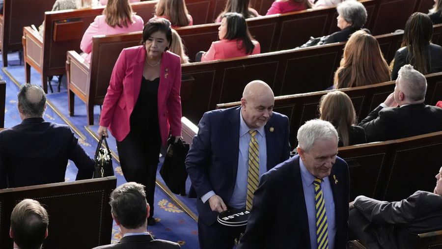 Sejumlah anggota partai Demokrat protes-walkout saat Trump pidato di Kongres. (AP Photo/Ben Curtis)