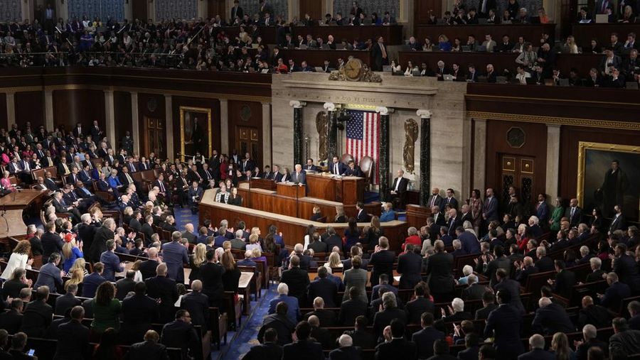 Sejumlah anggota partai Demokrat protes-walkout saat Trump pidato di Kongres. (AP Photo/Ben Curtis)