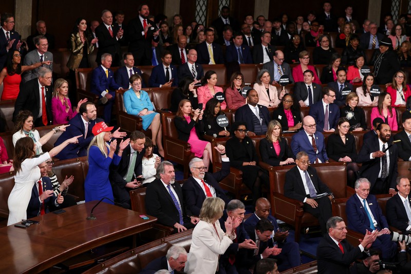 Sejumlah anggota partai Demokrat protes-walkout saat Trump pidato di Kongres. (AP Photo/Ben Curtis) Sejumlah anggota partai Demokrat protes-walkout saat Trump pidato di Kongres. (AP Photo/Ben Curtis)