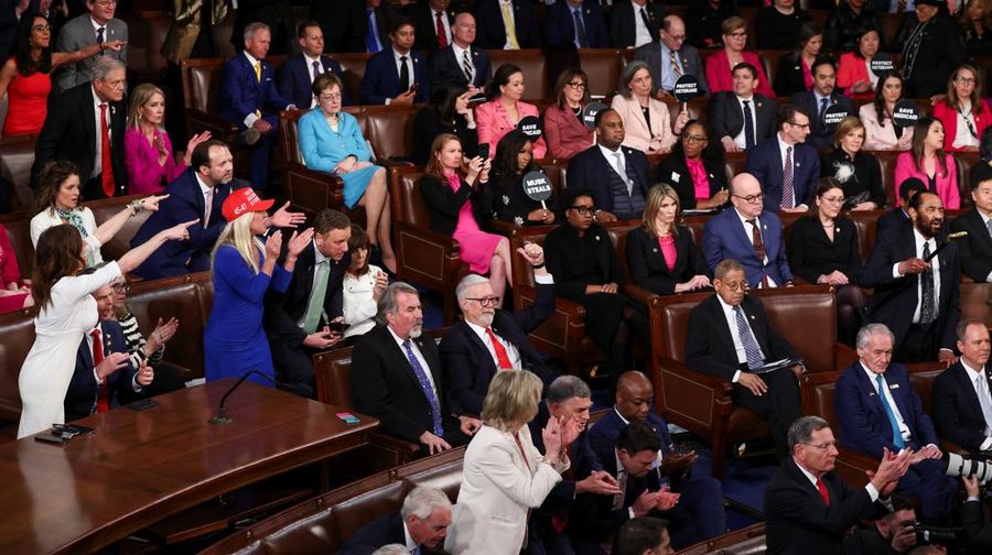 Sejumlah anggota partai Demokrat protes-walkout saat Trump pidato di Kongres. (AP Photo/Ben Curtis)