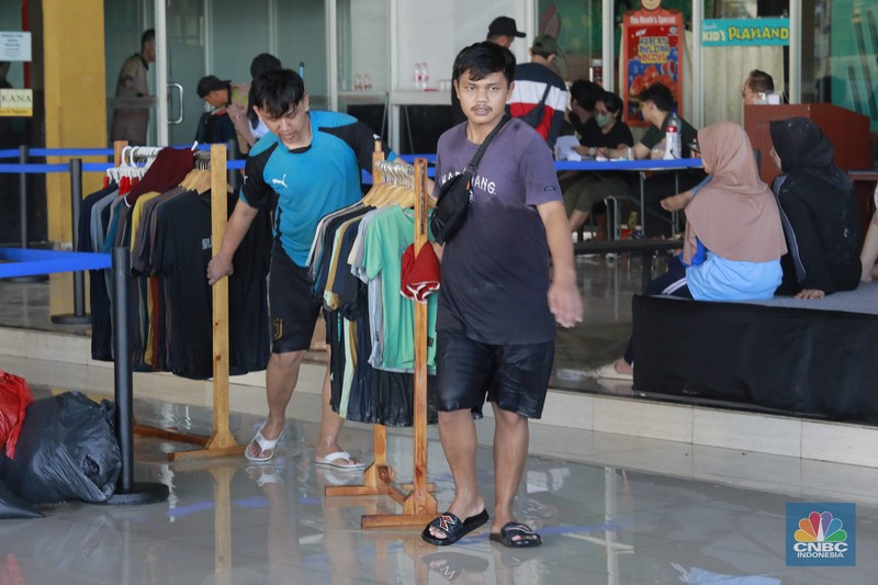 Sejumlah karyawan kios toko mengevakuasi sejumlah pakaian yang terendam banjir di halaman luar lantai bawah mall Hypermall Bekasi, Jawa Barat, Rabu 5/3. (CNBC Indonesia/Muhammad Sabki) Sejumlah karyawan kios toko mengevakuasi sejumlah pakaian yang terendam banjir di halaman luar lantai bawah mall Hypermall Bekasi, Jawa Barat, Rabu 5/3. (CNBC Indonesia/Muhammad Sabki)