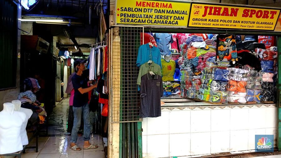 Seorang warga membersihkan rumah dari sisa-sisa banjir bandang di Desa Citeko, Kecamatan Cisarua, Jawa Barat, Senin (3/3/2025). (CNBC Indonesia/Tri Susilo)