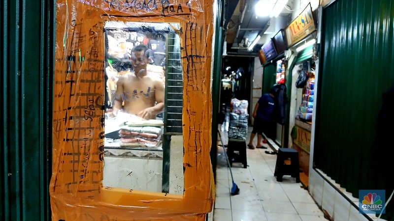 Sejumlah pedagang mulai membersihakan sisa-sisa genangan air di kawasan Pasar Cipulir, Jakarta, Rabu (5/3/2025). Salah satu lokasi yang terdampak banjir dari luapan kali Pesanggrahan yakni Pasar Cipulir yang berangsur beroperasi kembali. (CNBC Indonesia/Tri Susilo) Sejumlah pedagang mulai membersihakan sisa-sisa genangan air di kawasan Pasar Cipulir, Jakarta, Rabu (5/3/2025). Salah satu lokasi yang terdampak banjir dari luapan kali Pesanggrahan yakni Pasar Cipulir yang berangsur beroperasi kembali. (CNBC Indonesia/Tri Susilo)