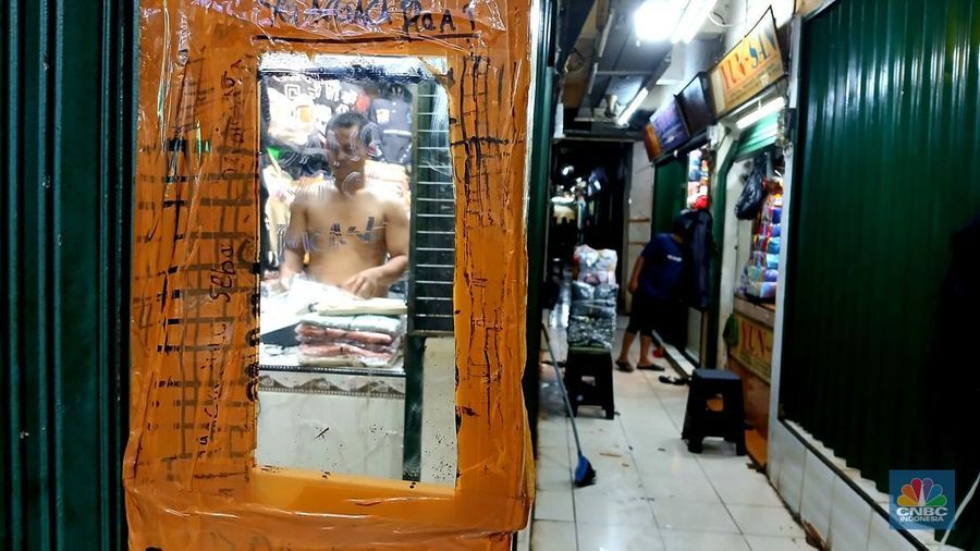 Sejumlah pedagang mulai membersihakan sisa-sisa genangan air di kawasan Pasar Cipulir, Jakarta, Rabu (5/3/2025). Salah satu lokasi yang terdampak banjir dari luapan kali Pesanggrahan yakni Pasar Cipulir yang berangsur beroperasi kembali. (CNBC Indonesia/Tri Susilo)