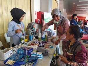 Melihat Pengungsian Banjir PGP Bekasi: Warga Cek Kesehatan-Cari Pakaian