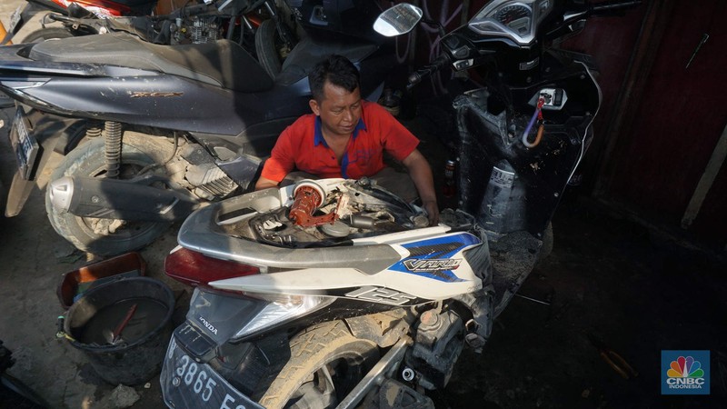 Seorang montir memperbaiki motor yang rusak terendam banjir di kawasan Bekasi, Jawa Barat, Rabu (5/3/2025). (²©²ÊÍøÕ¾/Muhammad Sabki) Seorang montir memperbaiki motor yang rusak terendam banjir di kawasan Bekasi, Jawa Barat, Rabu (5/3/2025). (²©²ÊÍøÕ¾/Muhammad Sabki)