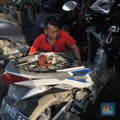 Seorang montir memperbaiki motor yang rusak terendam banjir di kawasan Bekasi, Jawa Barat, Rabu (5/3/2025). (CNBC Indonesia/Muhammad Sabki)