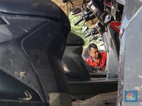 Penampakan Bengkel Motor Diserbu Korban Motor Tenggelam Banjir Bekasi