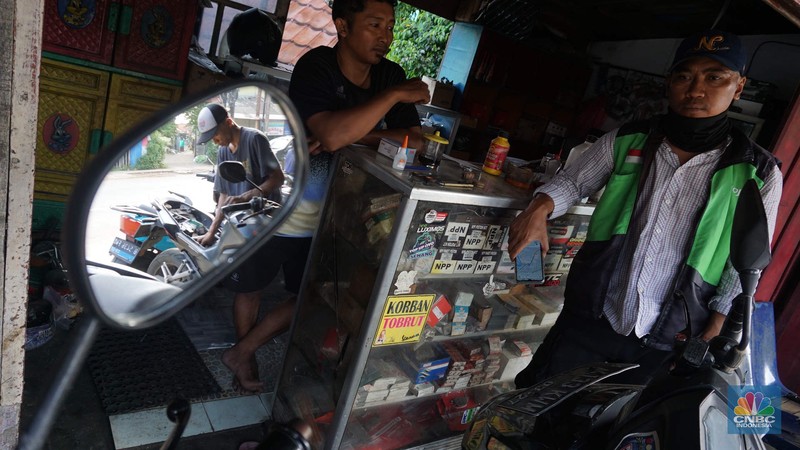 Seorang montir memperbaiki motor yang rusak terendam banjir di kawasan Bekasi, Jawa Barat, Rabu (5/3/2025). (²©²ÊÍøÕ¾/Muhammad Sabki) Seorang montir memperbaiki motor yang rusak terendam banjir di kawasan Bekasi, Jawa Barat, Rabu (5/3/2025). (²©²ÊÍøÕ¾/Muhammad Sabki)