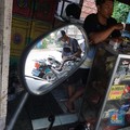 Seorang montir memperbaiki motor yang rusak terendam banjir di kawasan Bekasi, Jawa Barat, Rabu (5/3/2025). (CNBC Indonesia/Muhammad Sabki)
