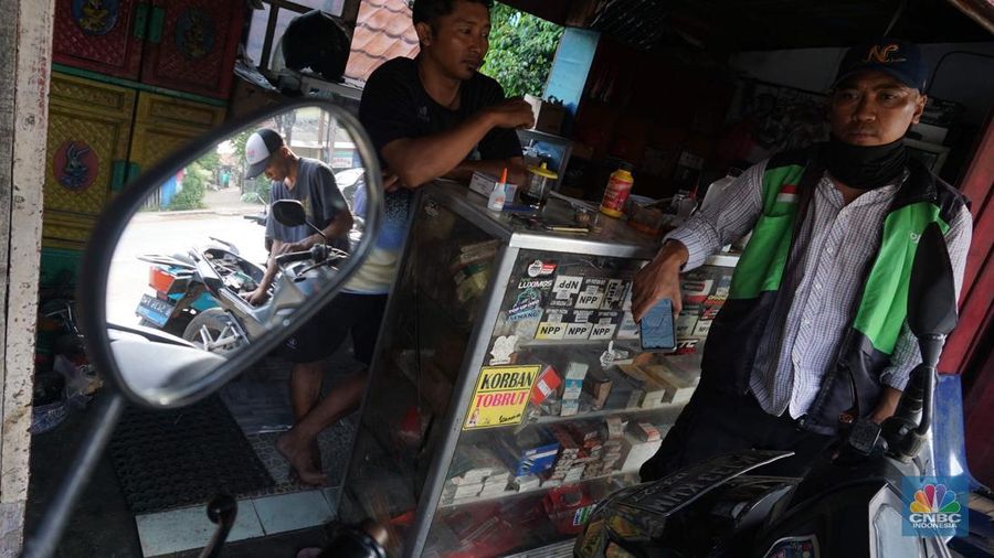 Seorang montir memperbaiki motor yang rusak terendam banjir di kawasan Bekasi, Jawa Barat, Rabu (5/3/2025). (CNBC Indonesia/Muhammad Sabki)