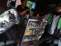 Seorang montir memperbaiki motor yang rusak terendam banjir di kawasan Bekasi, Jawa Barat, Rabu (5/3/2025). (CNBC Indonesia/Muhammad Sabki)