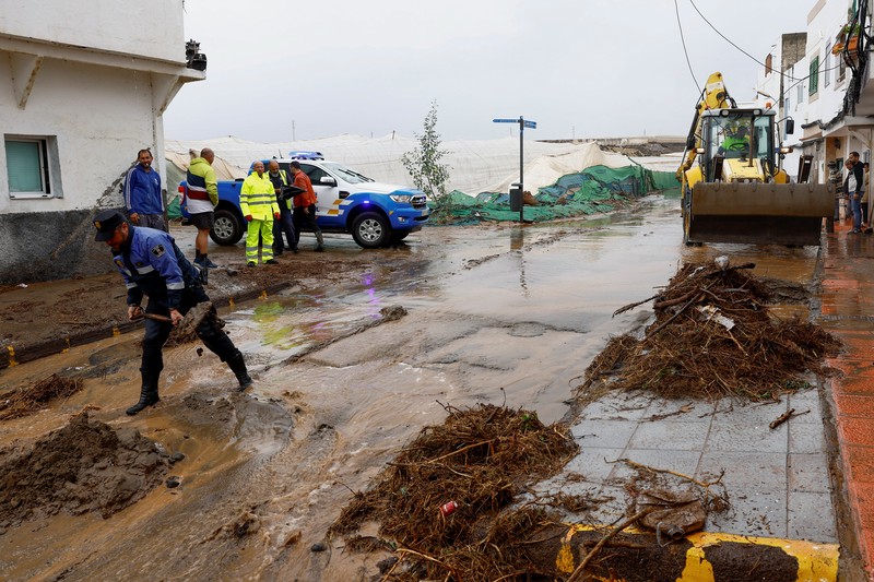 Air hujan mengalir ke jurang Ojos De Garza di Telde, di pulau Gran Canaria, Spanyol, 4 Maret 2025. (REUTERS/Borja Suarez)