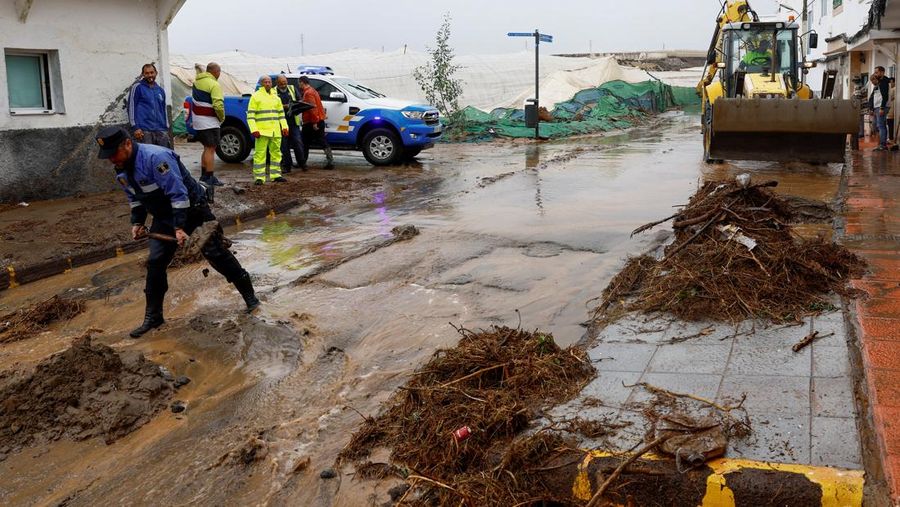 Air hujan mengalir ke jurang Ojos De Garza di Telde, di pulau Gran Canaria, Spanyol, 4 Maret 2025. (REUTERS/Borja Suarez)