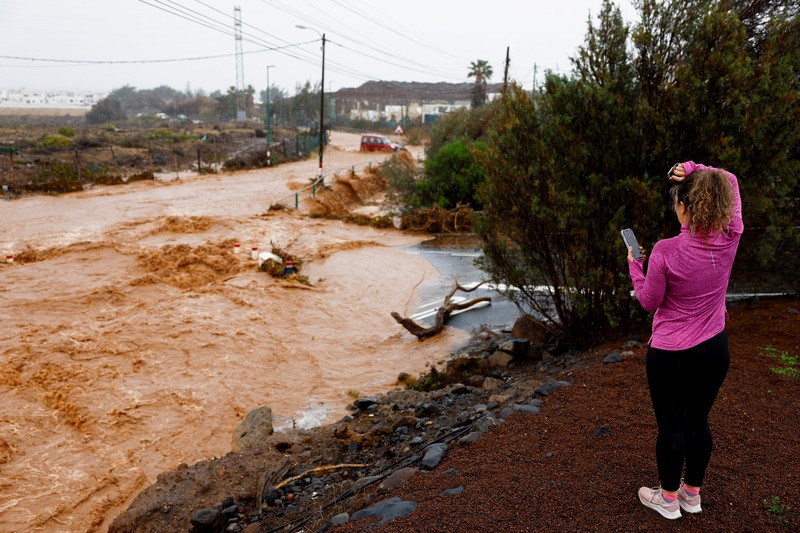 Air hujan mengalir ke jurang Ojos De Garza di Telde, di pulau Gran Canaria, Spanyol, 4 Maret 2025. (REUTERS/Borja Suarez)