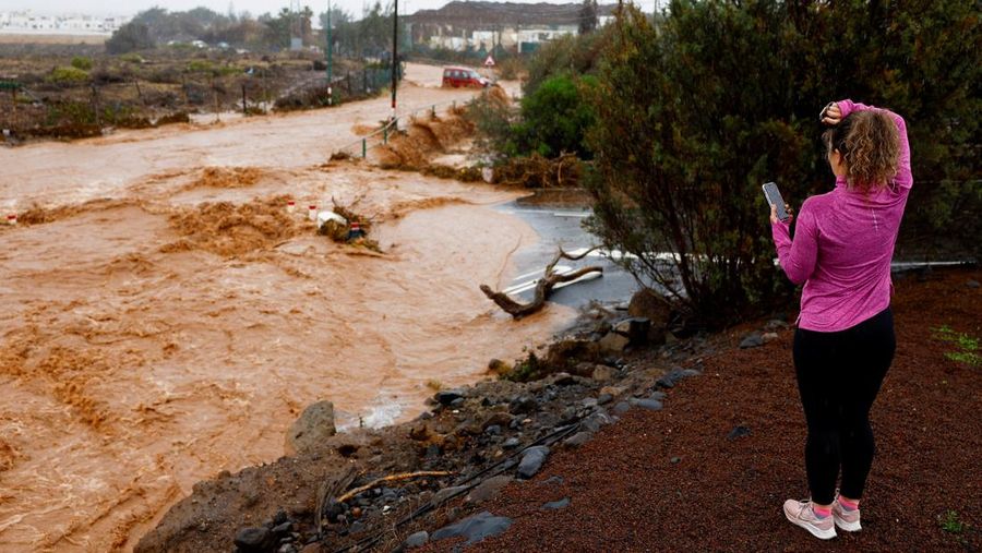 Air hujan mengalir ke jurang Ojos De Garza di Telde, di pulau Gran Canaria, Spanyol, 4 Maret 2025. (REUTERS/Borja Suarez)