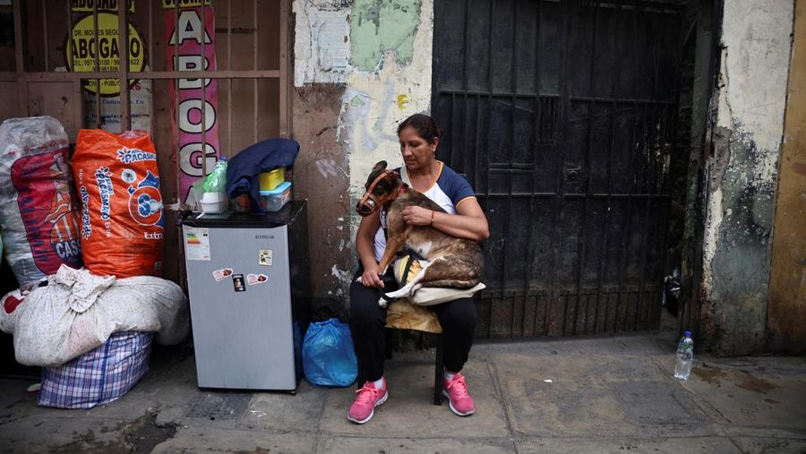 Asap mengepul saat terjadi kebakaran di gudang rahasia di pusat kota Lima, Peru, 4 Maret 2025. (REUTERS/Sebastian Castaneda)