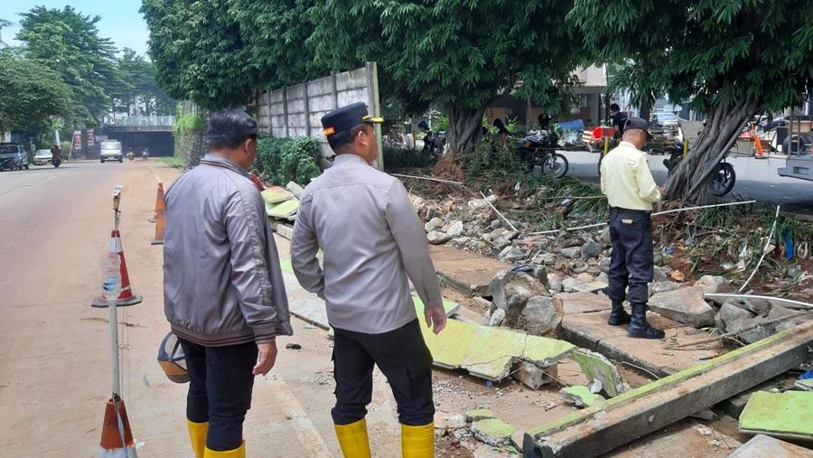 Tembok yang jebol di Grand Galaxy Bekasi. (Dok. Istimewa via Detikcom)