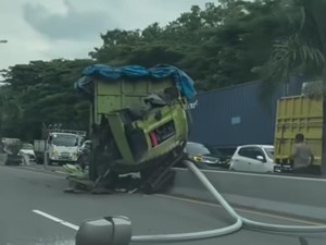 Truk Tabrak Pembatas Jalan Tol di Makassar, Sopir Patah Tangan-Kaki