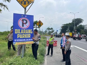 Polisi Larang Truk yang Marak Parkir di Gerbang Tol Lawang Malang
