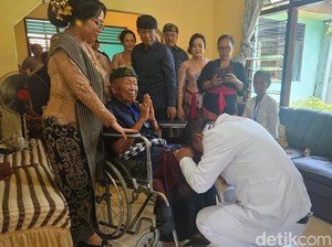Momen Haru Wabup Karangasem Bersimpuh di Kaki Ayah