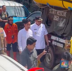 Mas Wapres Gibran Blusukan Cek Pondok Gede Permai Usai Dihantam Banjir