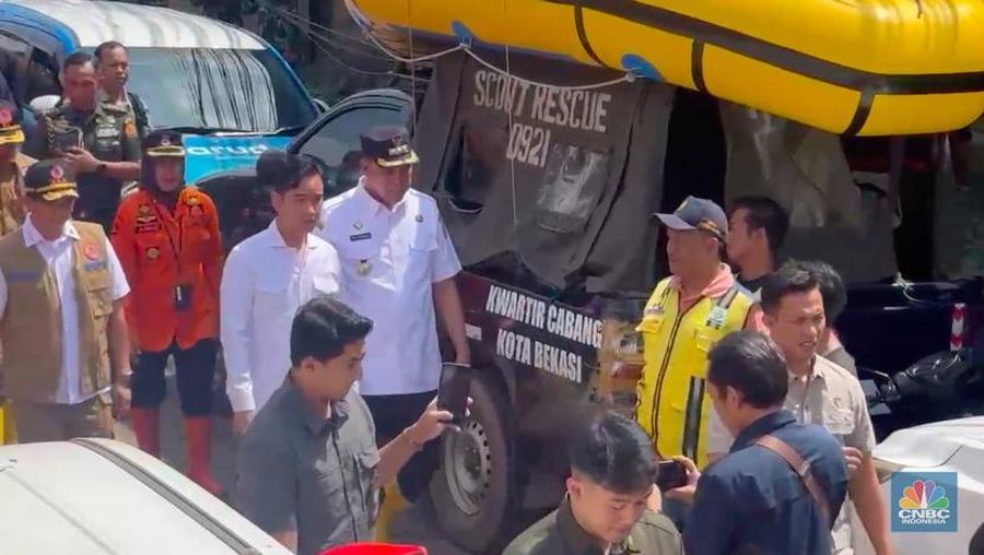 Wakil Presiden Gibran Rakabuming Raka meninjau korban yang terdampak banjir di Perumahan Pondok Gede Permai (PGP), Jatiasih, Kota Bekasi, Jawa Barat, Rabu (5/3/2025). (վ/Salma Wijaya)