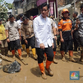 Detik-Detik Mas Wapres Gibran Blusukan Cek Lokasi Banjir di Bekasi