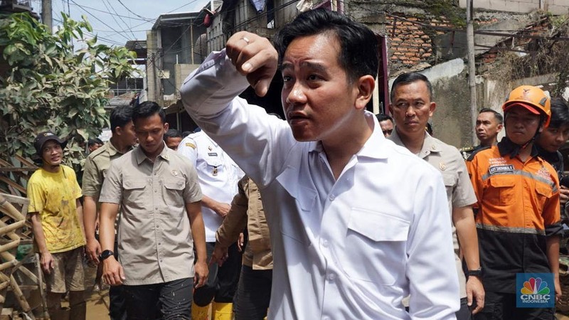Wakil Presiden Gibran Rakabuming Raka meninjau rumah warga di kawasan yang terdampak banjir di Komplek Pondok Gede Permai, Bekasi, Jawa Barat, Rabu, (5/3/2025). (վ/Muhammad Sabki)