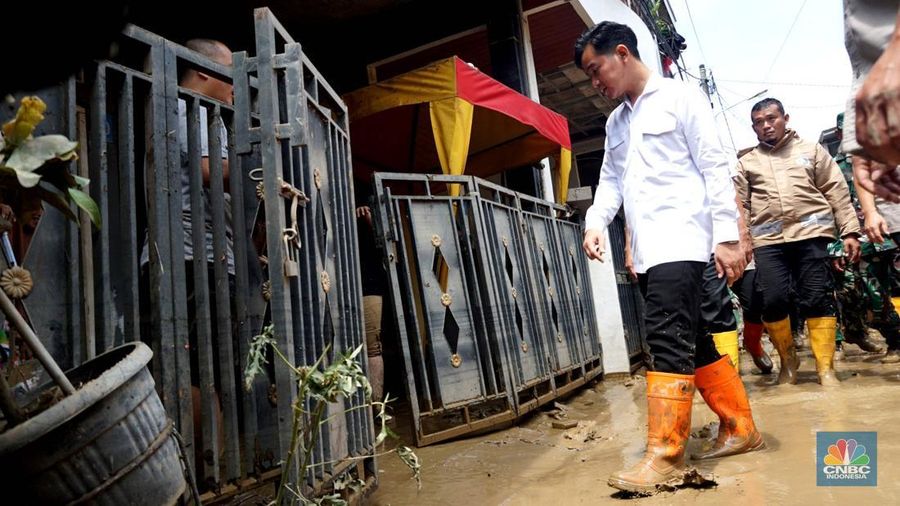 Wakil Presiden Gibran Rakabuming Raka meninjau rumah warga di kawasan yang terdampak banjir di Komplek Pondok Gede Permai, Bekasi, Jawa Barat, Rabu, (5/3/2025). (CNBC Indonesia/Muhammad Sabki)